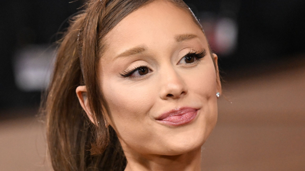 Even Ariana Grande Is Hopping on the Tortoiseshell Headband Trend